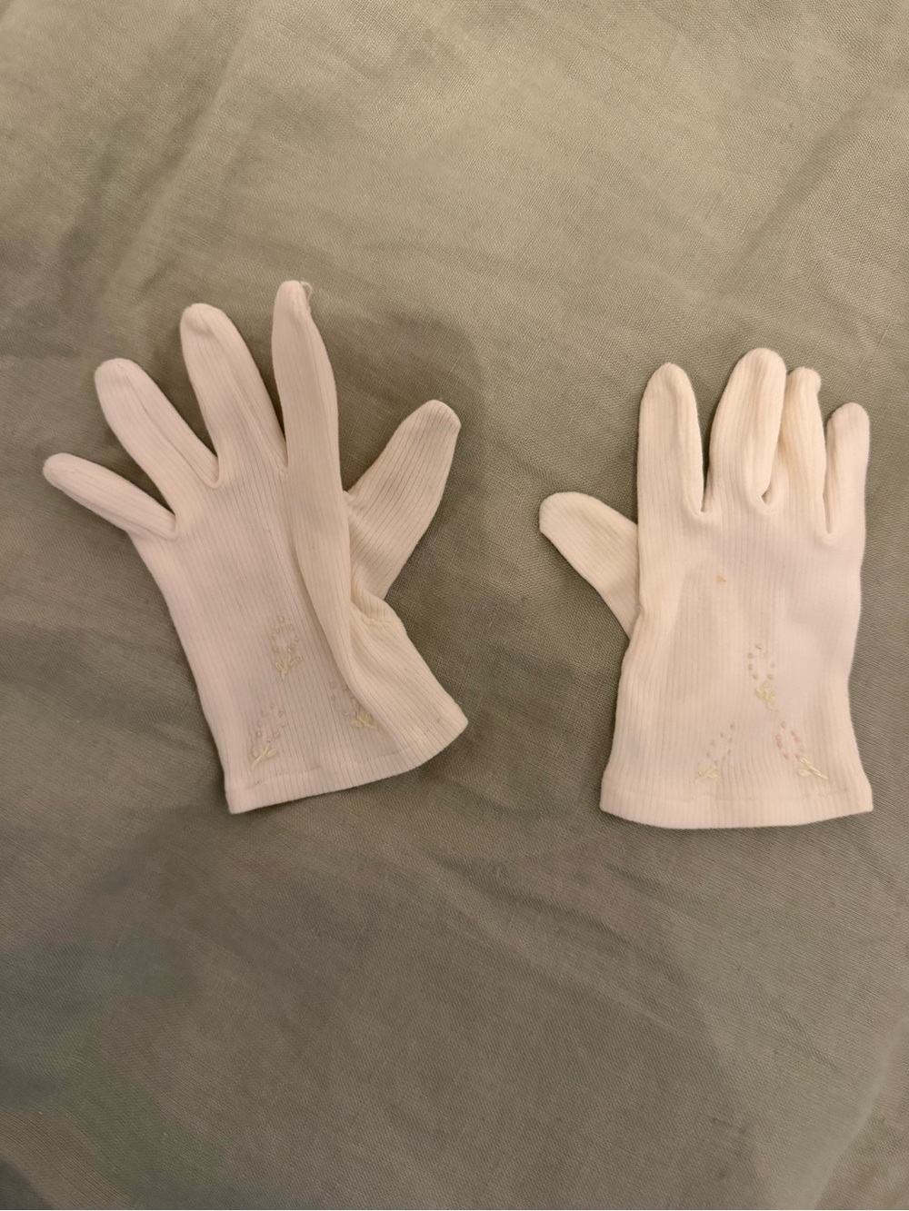 White little girls Gloves - Lightweight vintage 1960s Easter Gloves